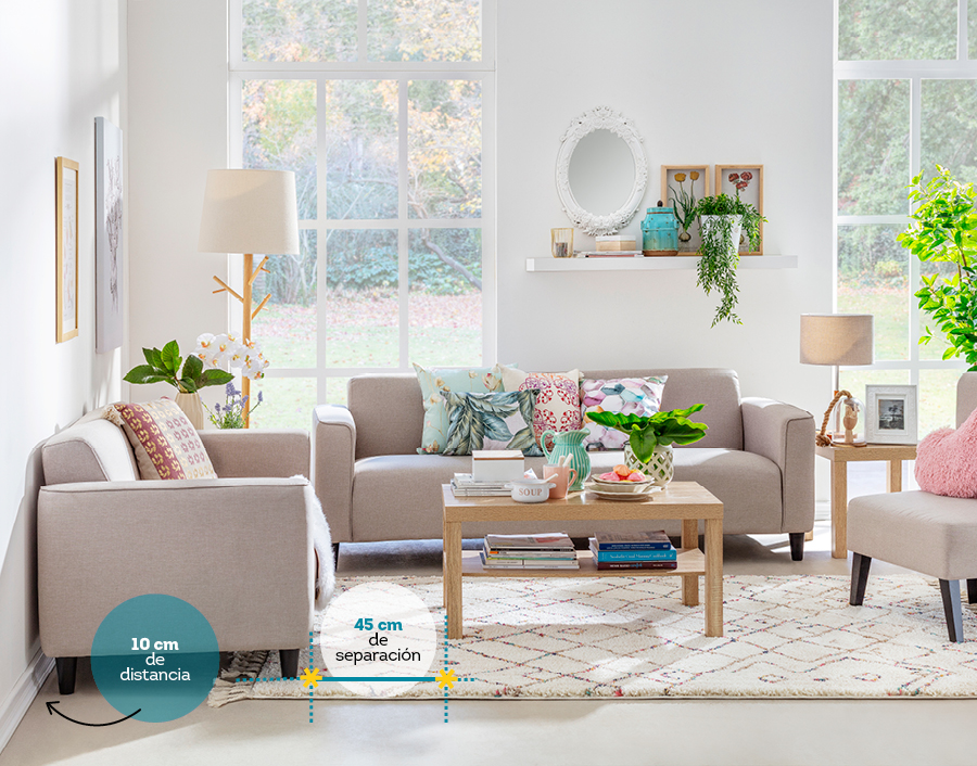 Sala de estar con un sofá greige separado de la pared por 10 cm, y de la mesa de centro por 45 cm. 