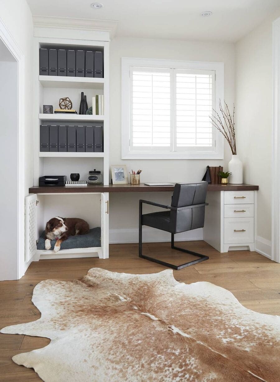 Oficina en una casa con una cama para perros integrados en el escritorio.
