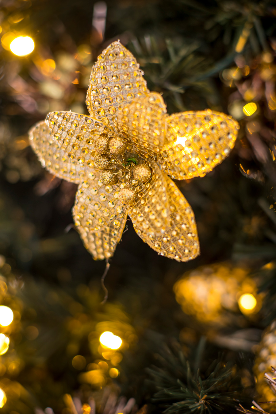 Flor dorada decoración árbol de navidad
