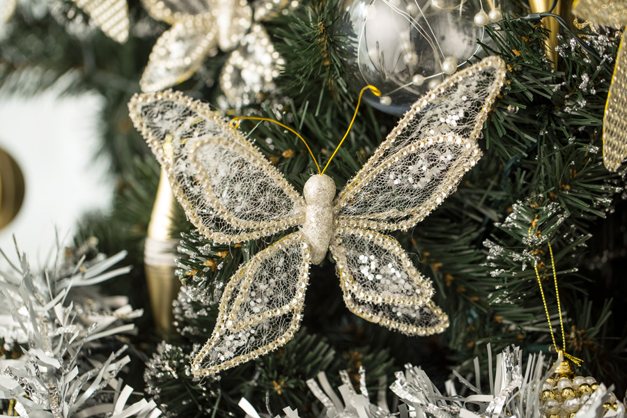 Adorno navideño con forma de mariposa de tela con brillos dorados