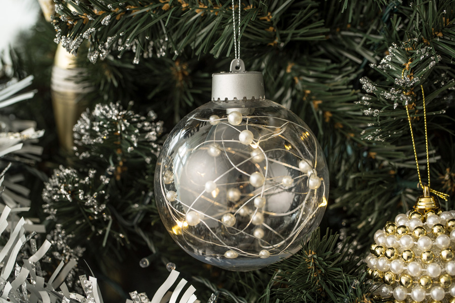 Adorno árbol de navidad esfera con perlas en su interior