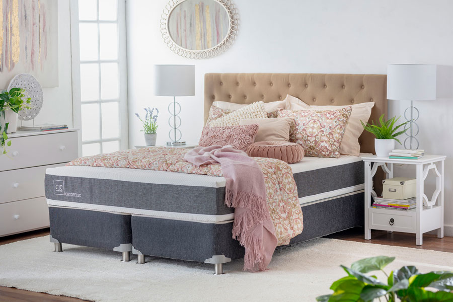 cama con respaldo rectangular y tonos pasteles