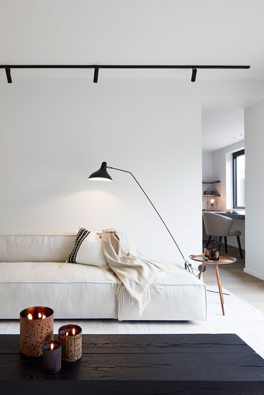 Living con lámpara de pie con decoración minimalista