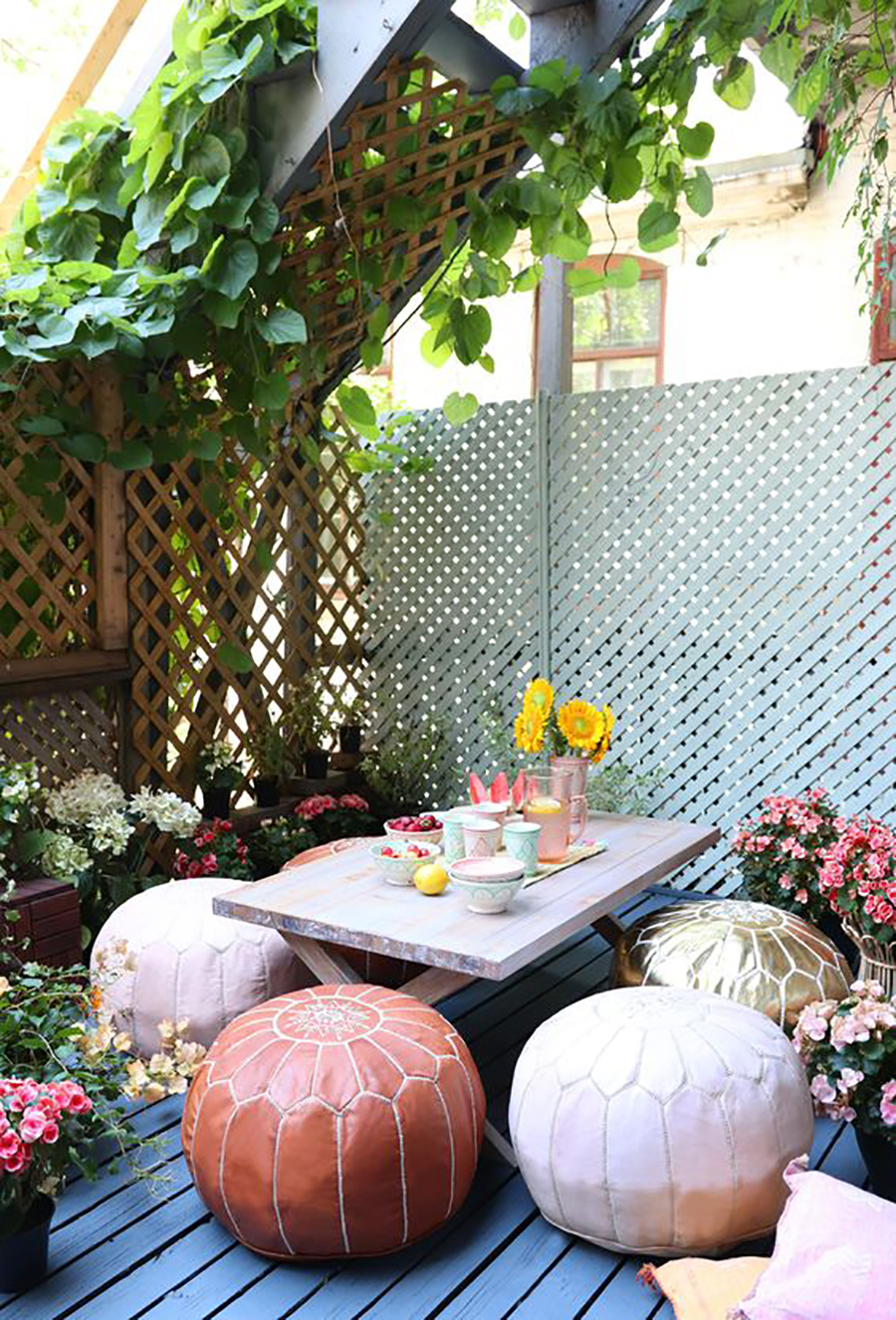 Terraza con pouff marroqui