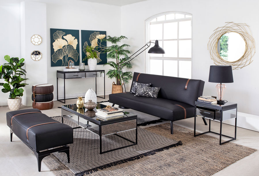 un living con sofás y asientos de color plomo, una alfombra de tonos naturales y paredes claras