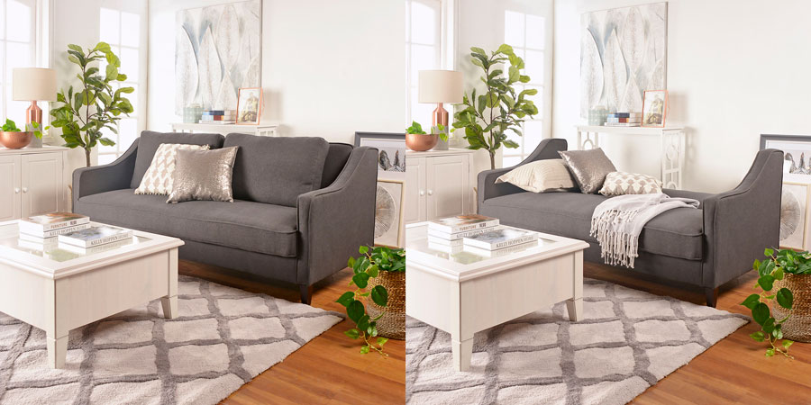 Dos imágenes que muestran un sofá cama gris abierto y cerrado en una sala de estar pequeña con una alfombra gris claro y una mesa de centro blanca.