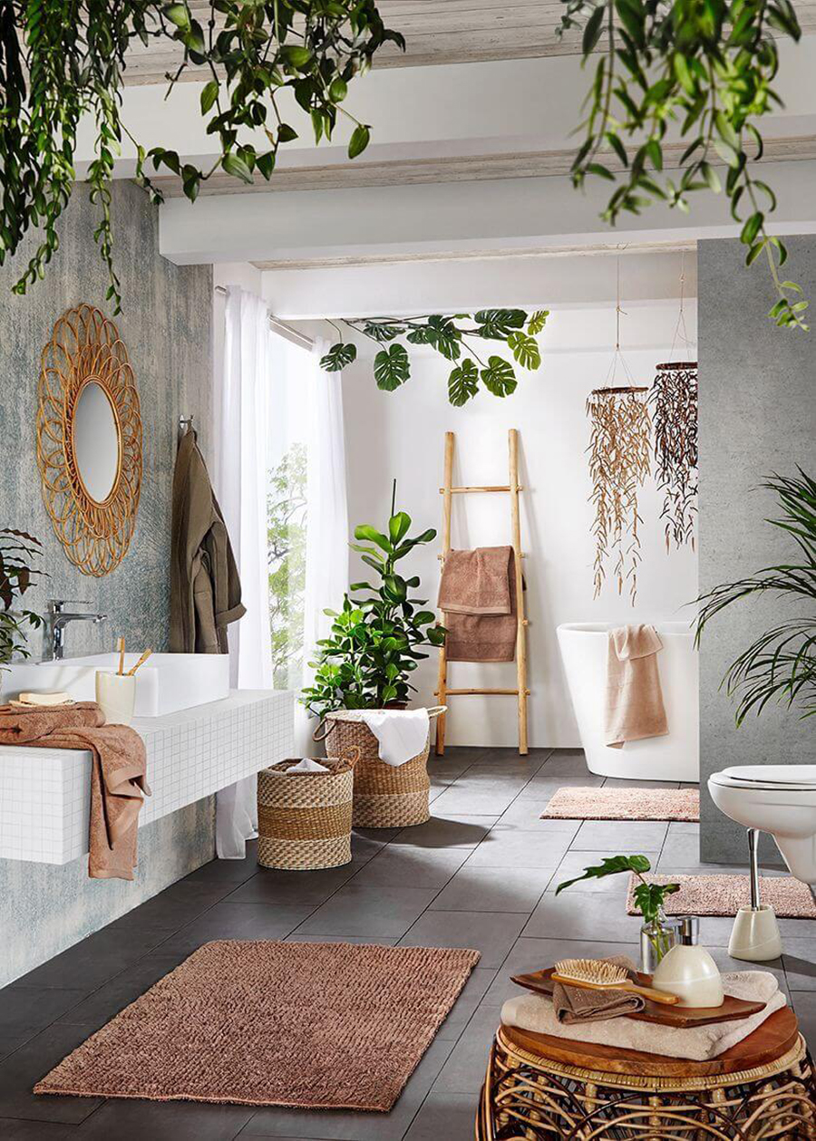 Un baño con paredes, pisos y cielo en grises y blanco, con muchos adornos en color madera clara y de fibra natural.
