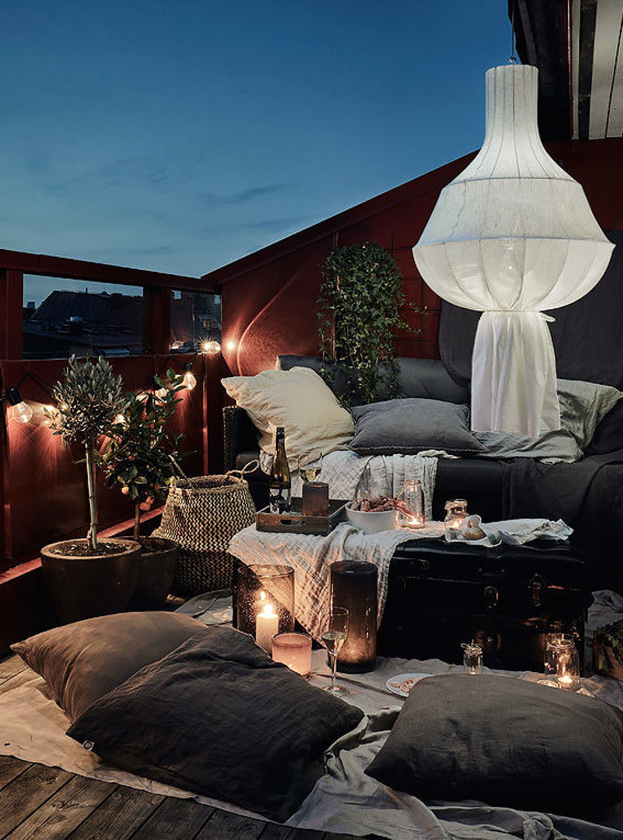 Terraza iluminada Una terraza con iluminación tenue, creada con la combinación de varias lámparas y velas.