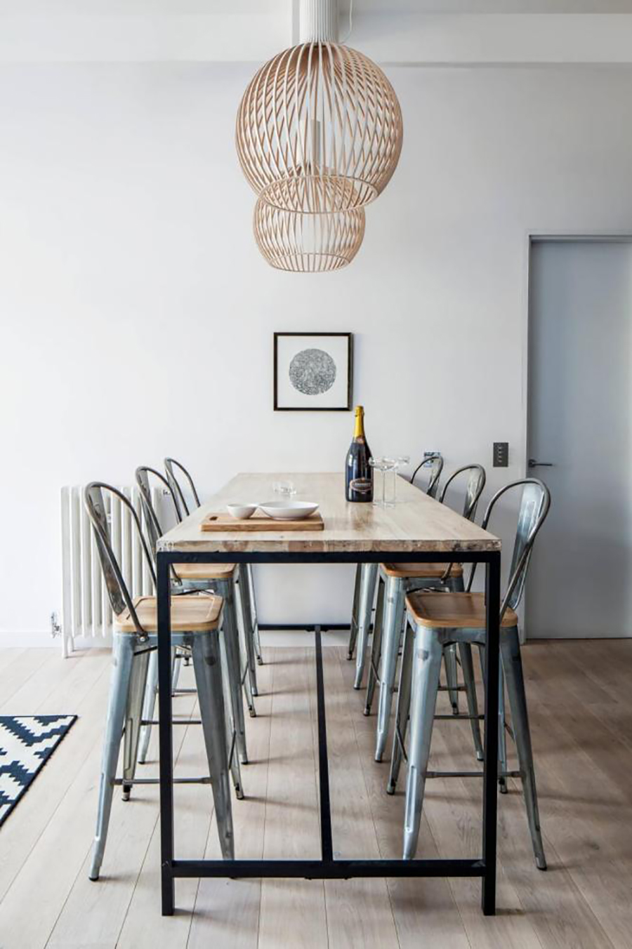 Comedor industrial Comedor de decoración industrial con muebles de metal, paleta de colores característica del estilo, grandes espacios y lámparas colgantes.