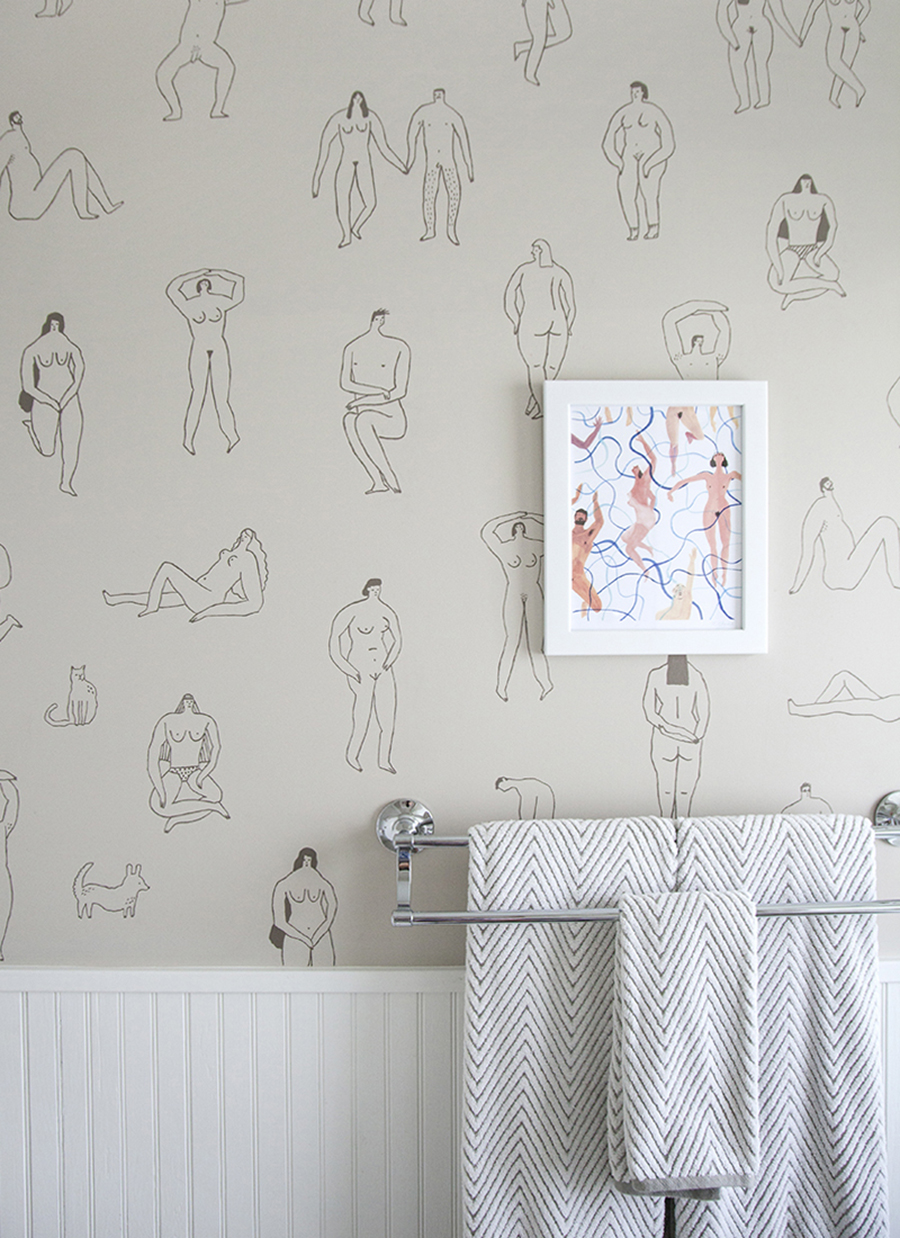 Baño con papel mural minimal Un papel mural minimalista para el baño puede ser divertido, como este con ilustraciones de figuras humanas.