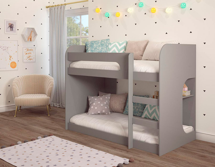 Un camarote infantil en un dormitorio para niños con un área de descanso.