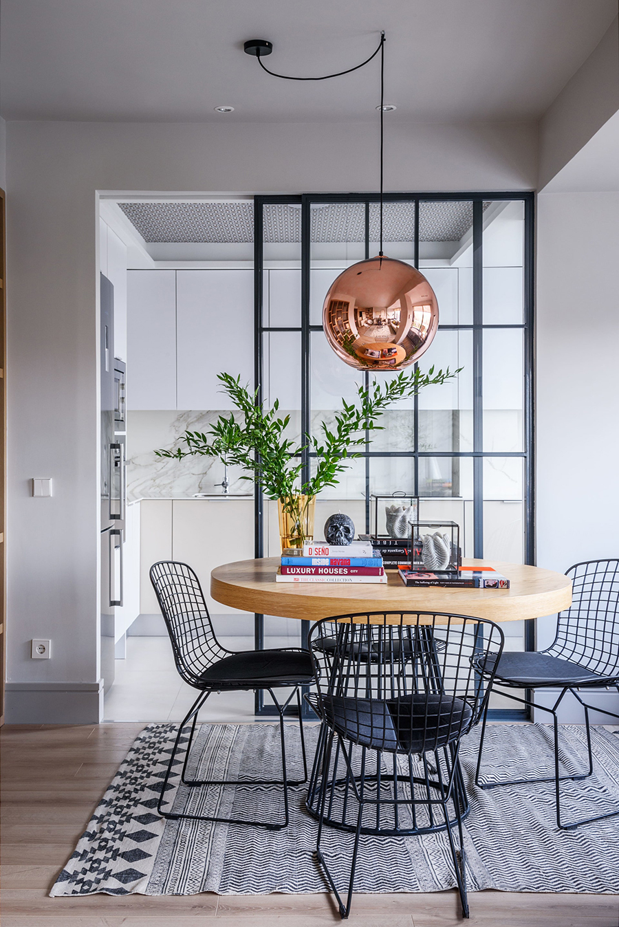 Ventanas de cocina La imagen muestra a una cocina separada del comedor por una puerta de vidrio.