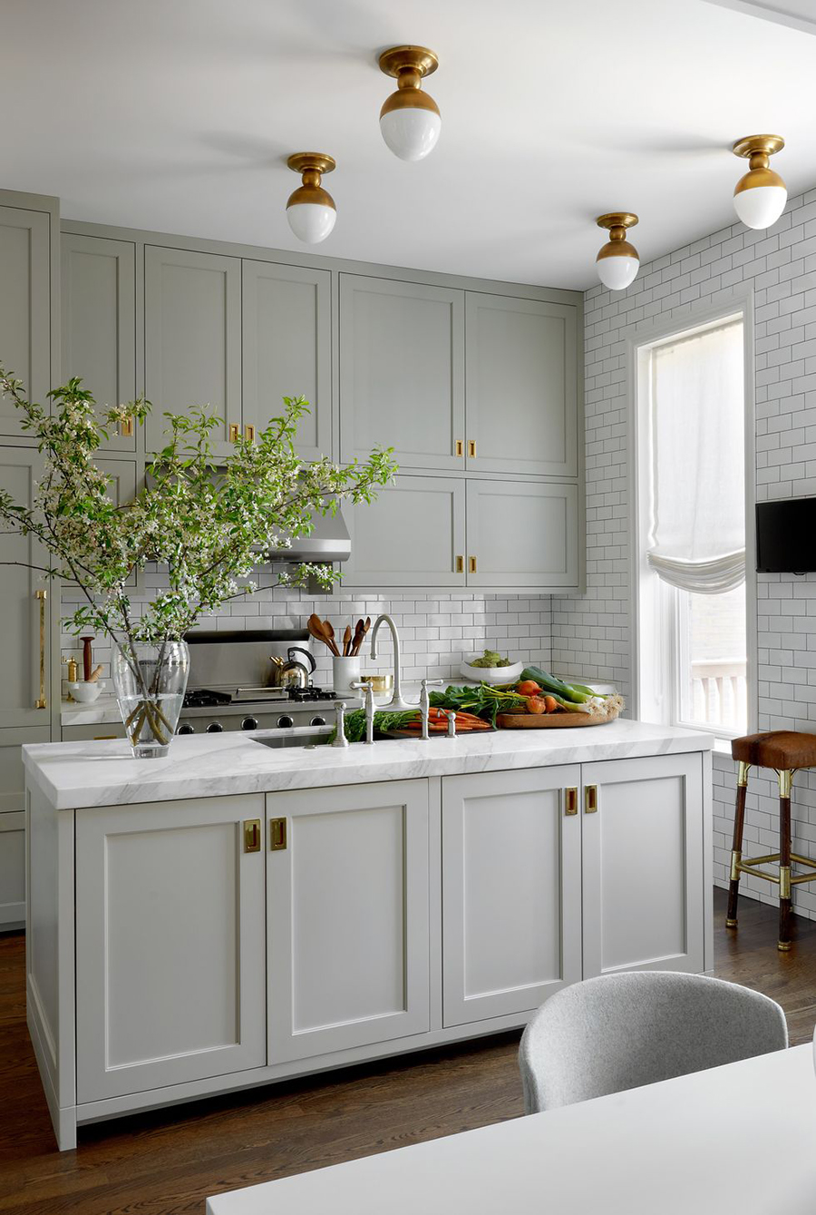 Azulejos de piso a techo En esta imagen se muestra a una cocina abierta, cuyas paredes están revestidas en azulejos.