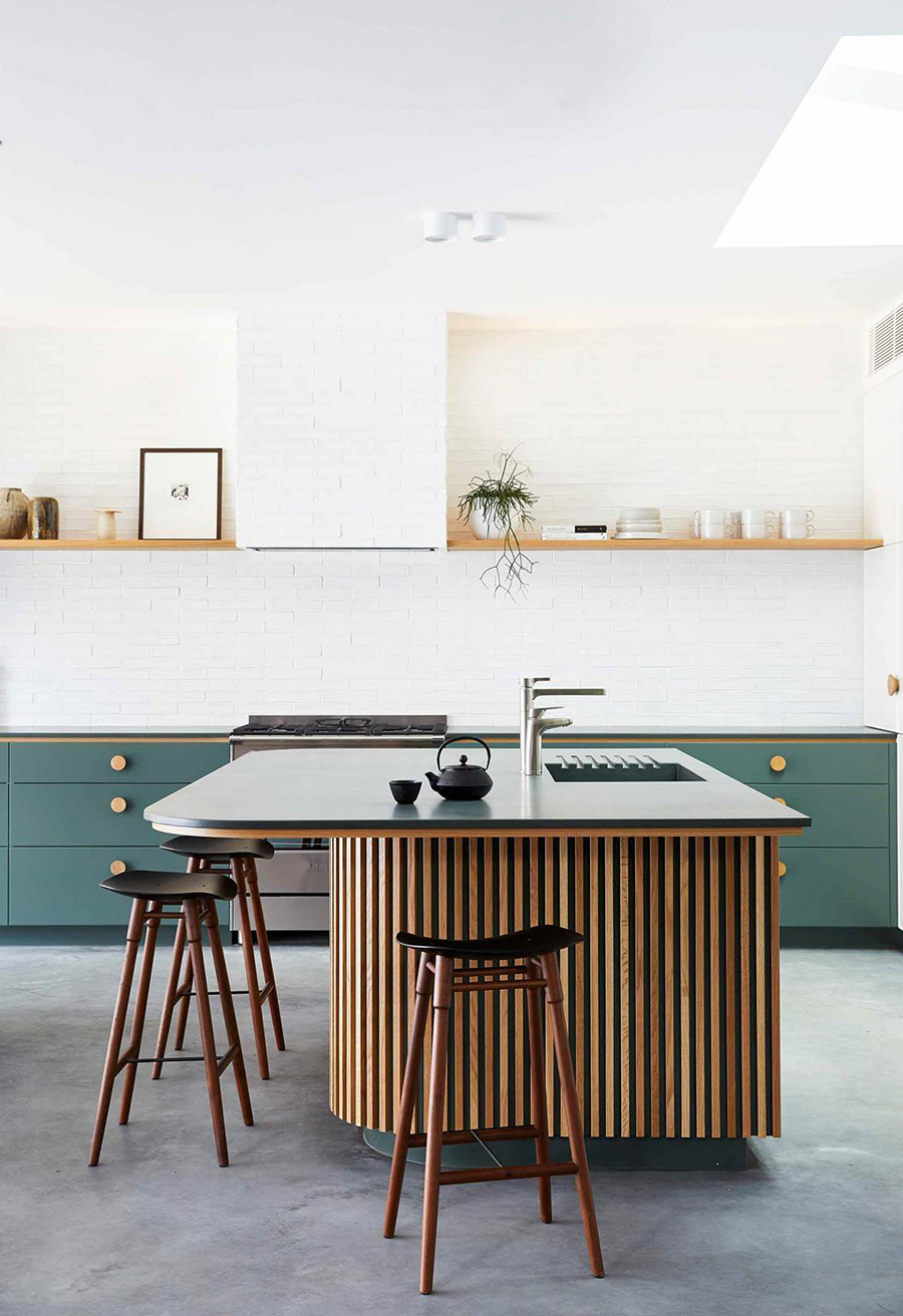 Colores suaves y materiales naturales En la imagen se muestra a una cocina tipo isla, con una decoración con colores suaves y materiales naturales, como la madera.