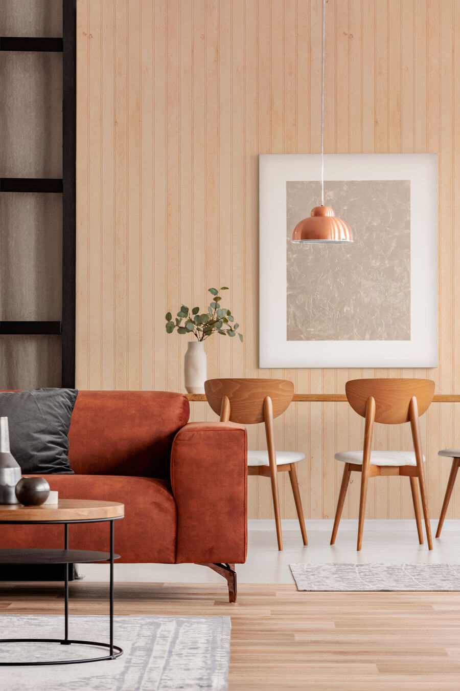 Sala de estar y comedor con pared cubierta con placas de fibrocemento línea madera simplísima.