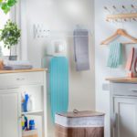 En esta imagen se muestra una logia pequeña, con colgadores y cestos para organizar las toallas y a ropa sucia.