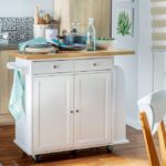 Isla de cocina blanca para un look moderno.