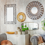 En la imagen se reflejan algunas ideas para decorar el living, como espejos, colores crudos y fibras naturales.