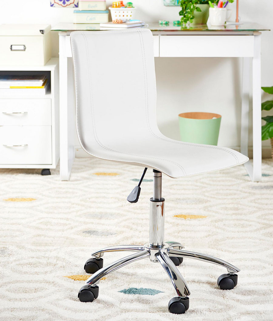 Una silla de escritorio blanca en un home office decorado con color blanco