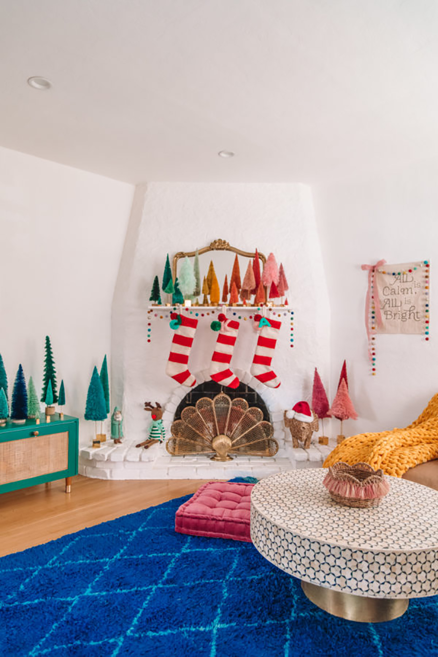 Escoge colores intensos para una decoración de Navidad vintage moderna.