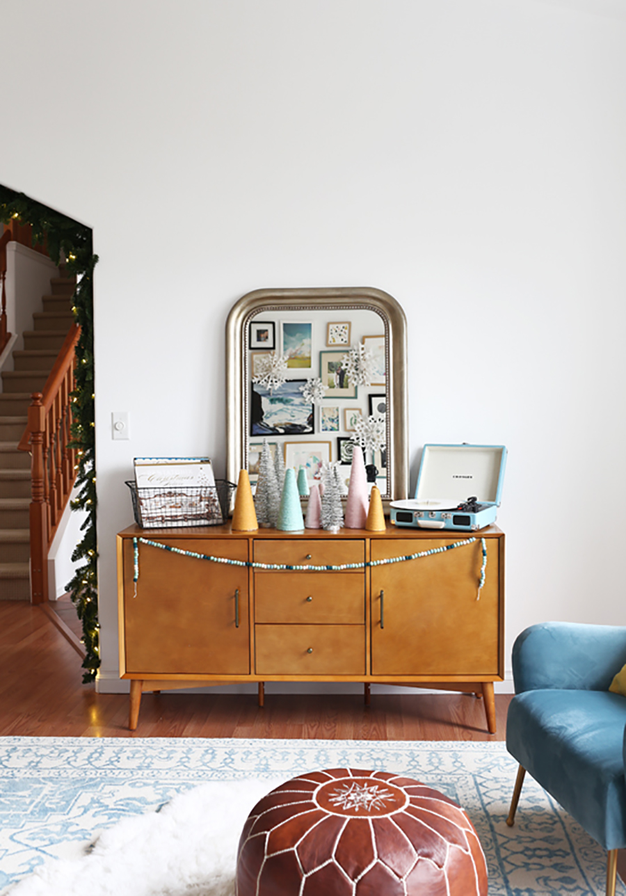 Adorna tus muebles vintage con pequeños detalles navideños, como guirnaldas.