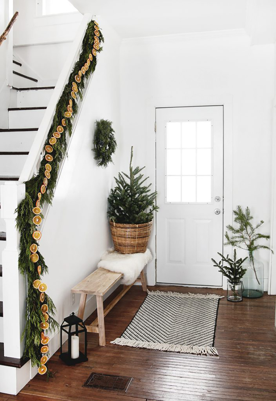 Plantas, ramas y guirnaldas de plantas adornan una Navidad estilo nórdico.