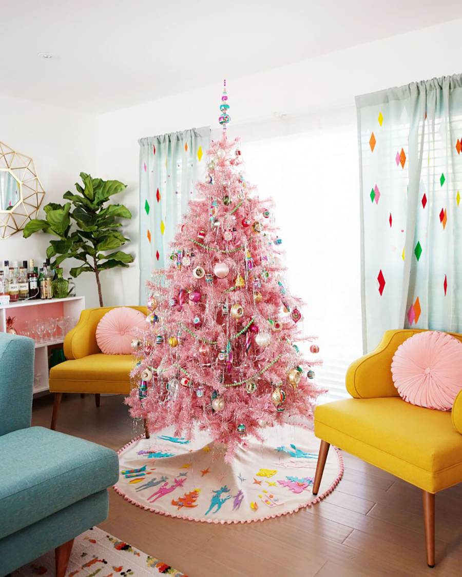 Elige árboles de Navidad con colores inusuales, como el rosado de la fotografía.