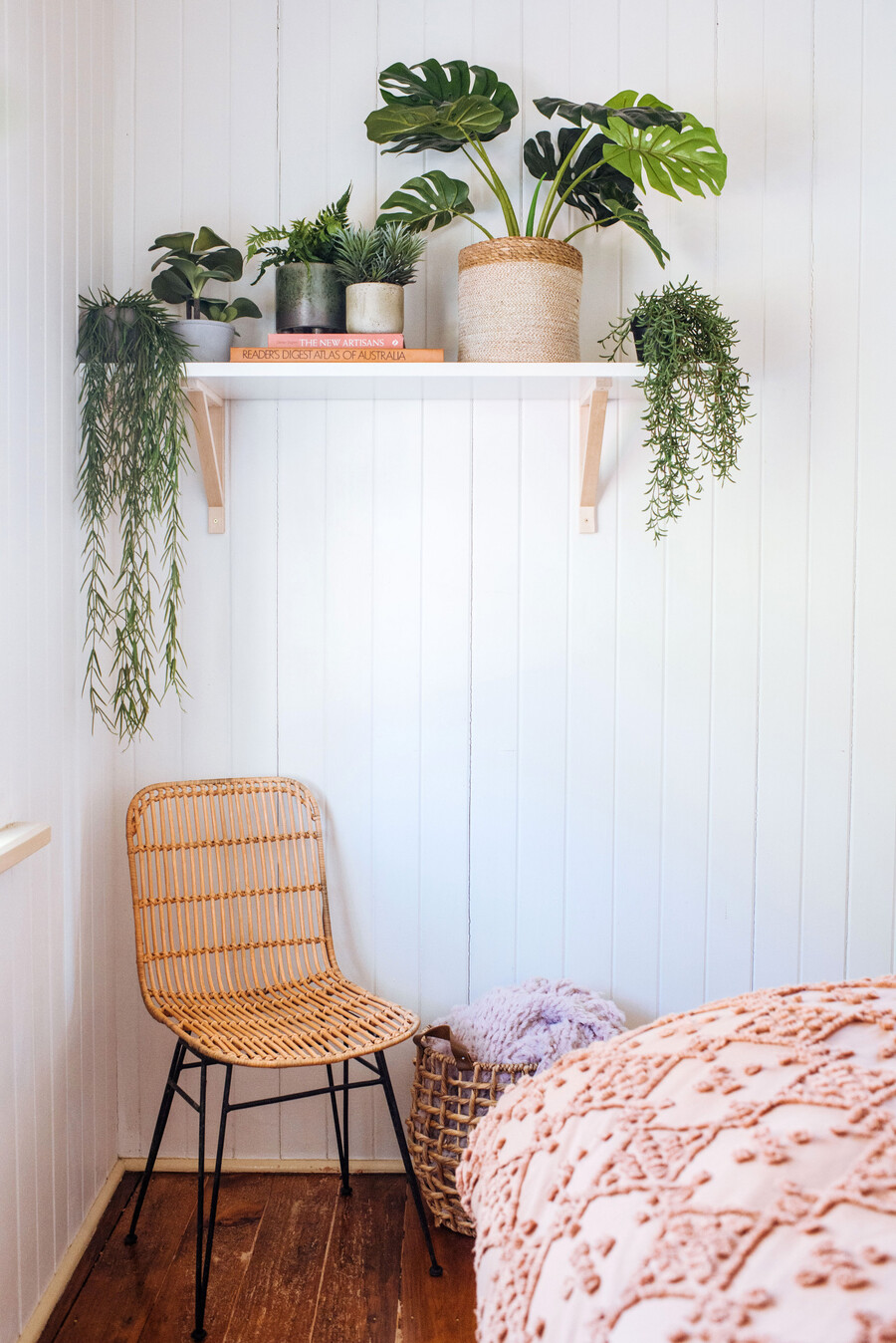 Varios maceteros con plantas sobre una repisa son perfectas para adornar un dormitorio.