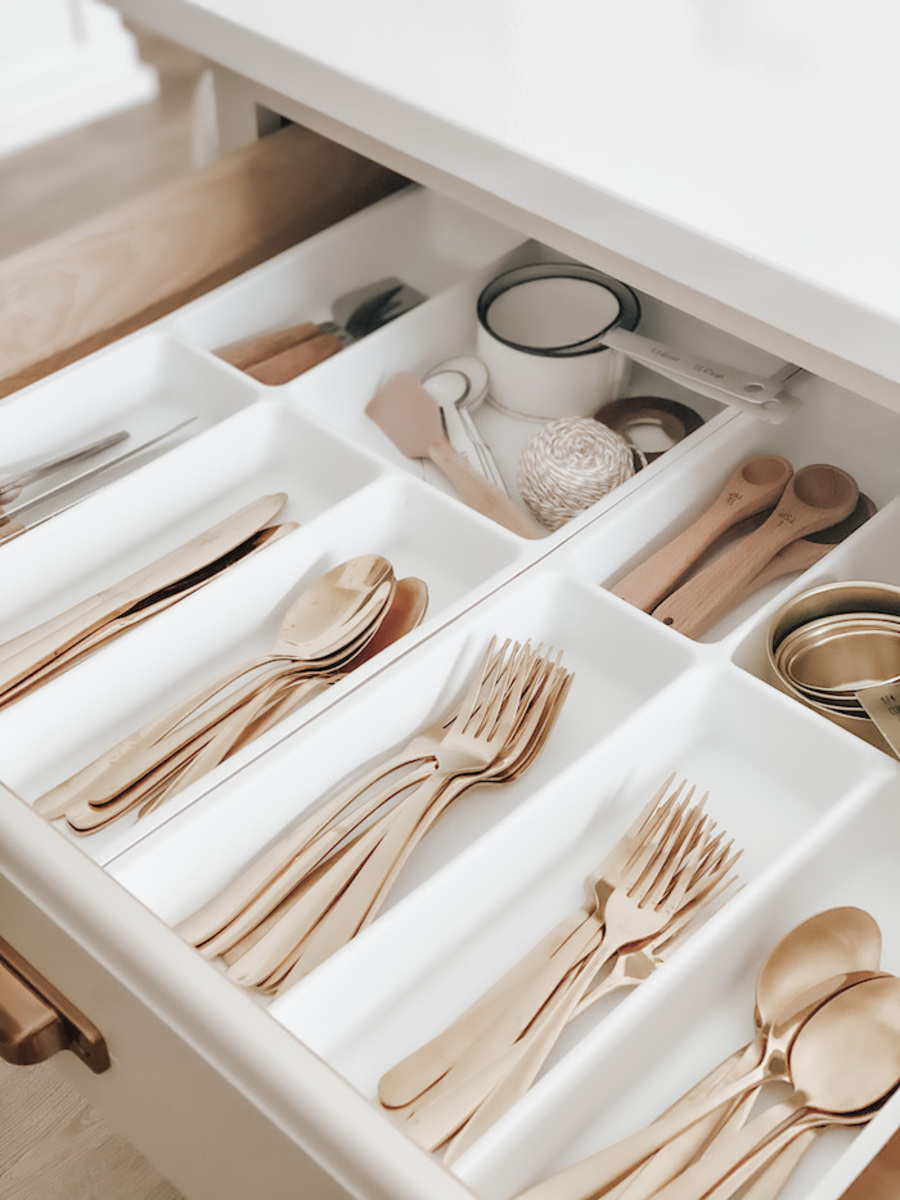 Un portacubiertos dentro de un cajón de tu cocina es la receta perfecta para no perder ningún utensilio. 