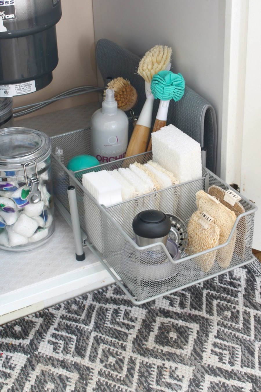 Los canastos con divisiones permiten ordenar tus productos de limpieza al interior de tus muebles. 