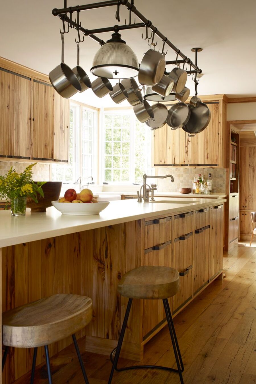 Si tienes una cocina con isla, puedes aprovechar de instalar barras en el techo en la que puedes colgar tus ollas y otros utensilios. 