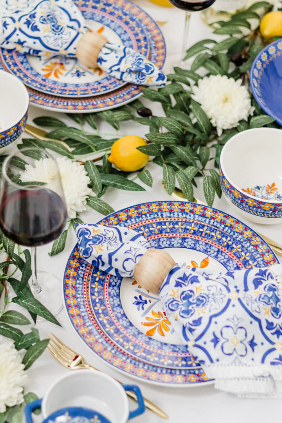 Platos con diseños de estilo marroquí en tonalidades primordialmente azules.