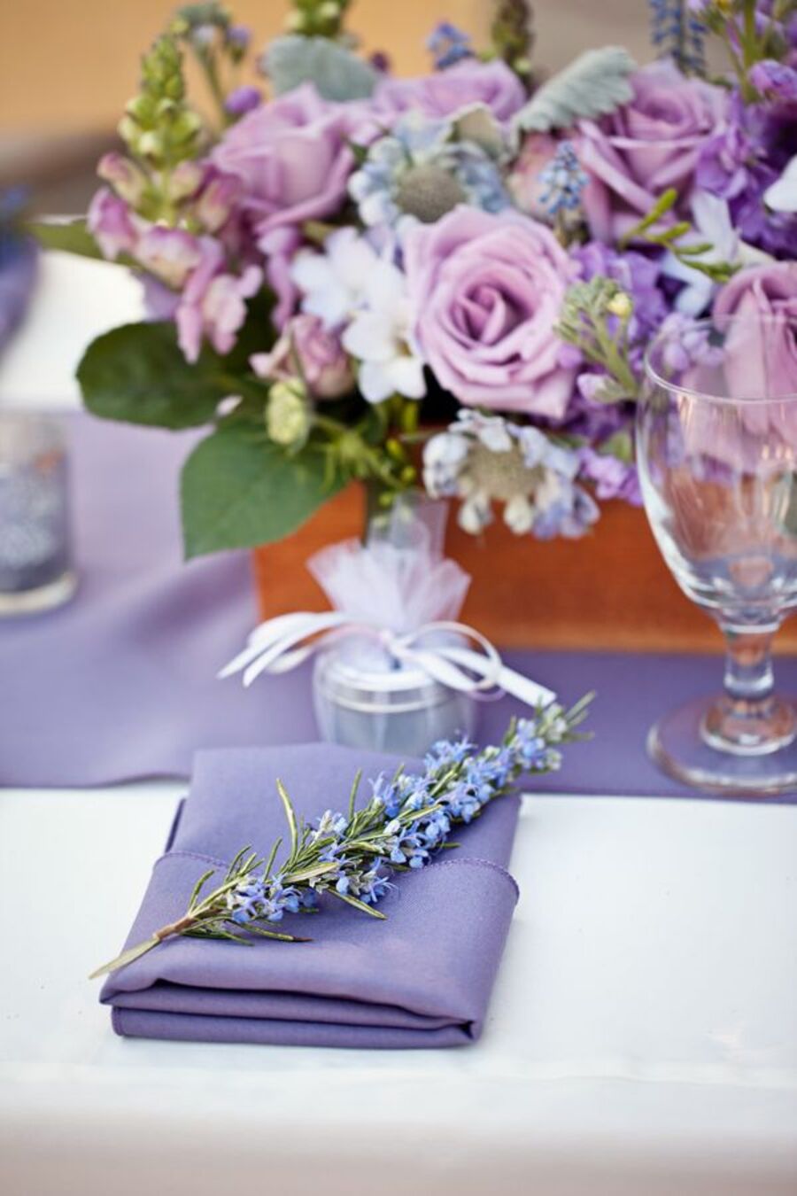 El color Pantone del 2022, Very Peri, aplicado en la mesa, con servilletas de tela, manteles y flores.