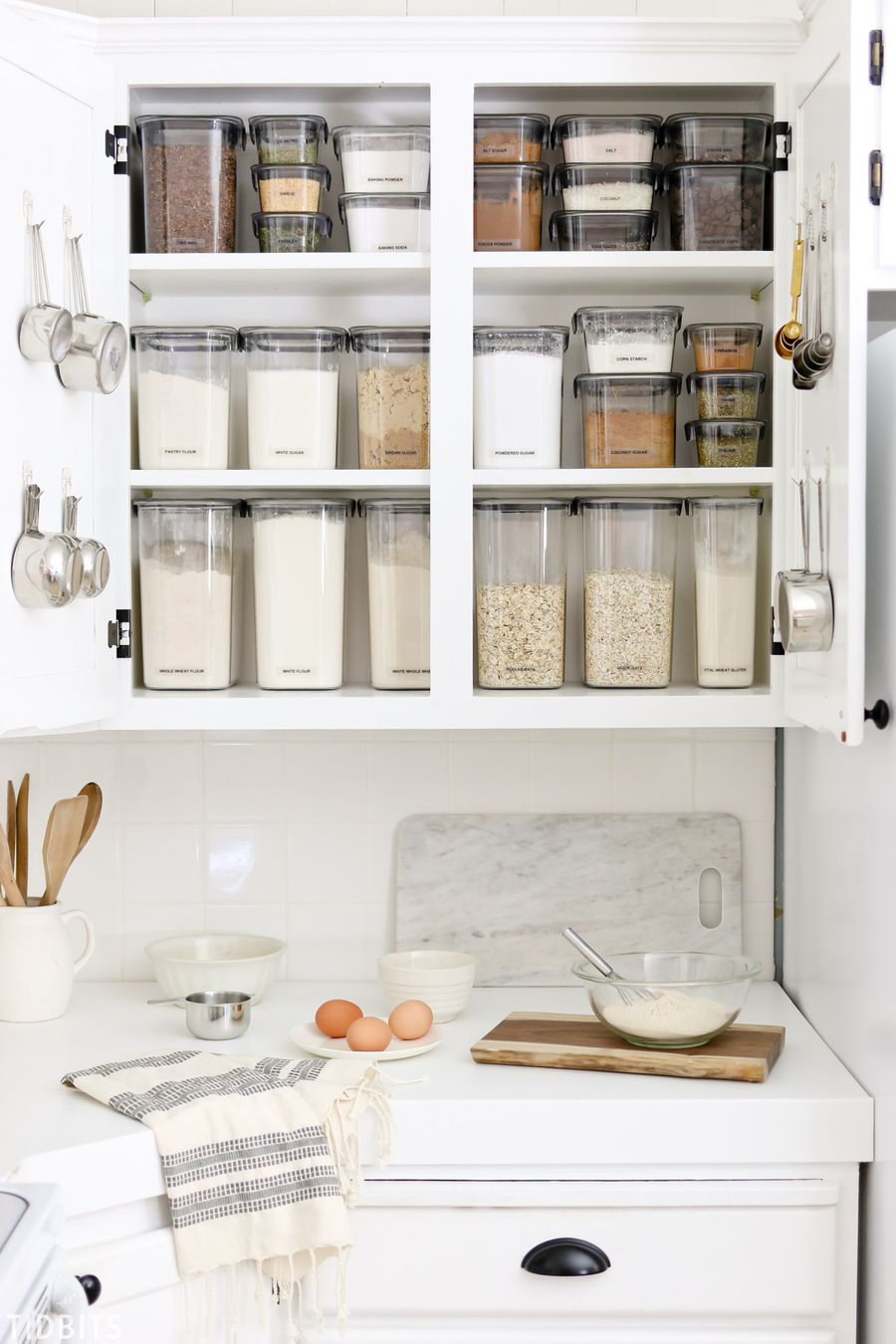 Usa ganchos en las puertas de los muebles de cocina y tendrás un lugar para colgar tazas medidoras y otros utensilios. 