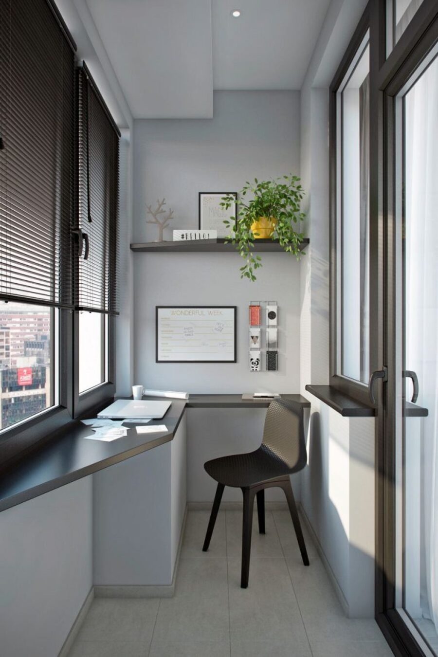 Las persianas de la imagen permiten regular la luz que entra al home office.