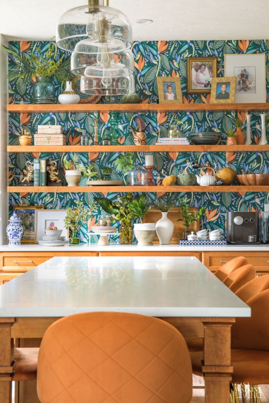 Papel mural tras repisas en comedor de diario, de estilo tropical.