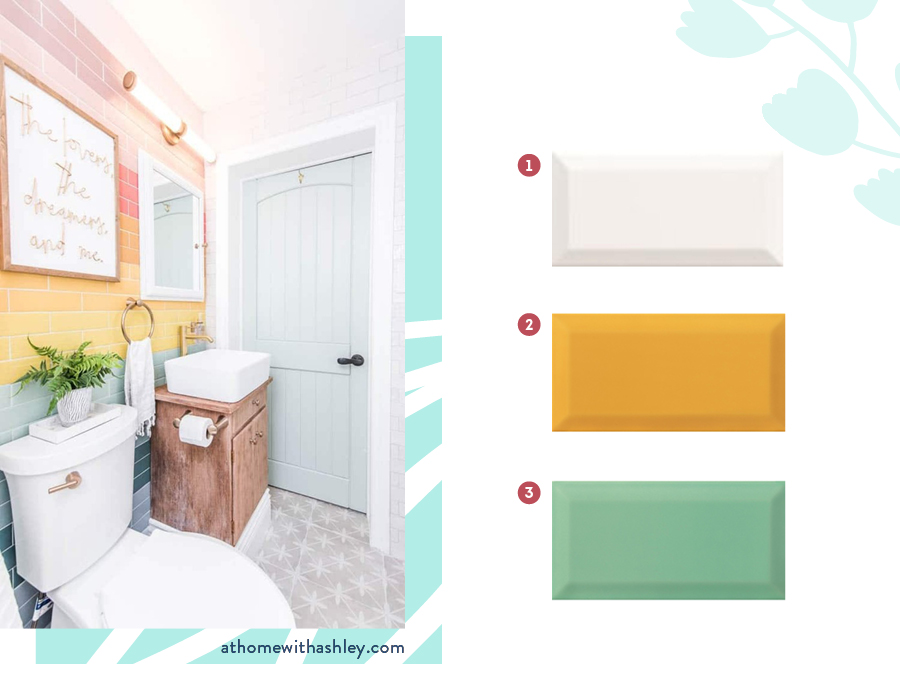 Moodboard de azulejos de colores blanco, amarillo y verde disponibles en sodimac, seguido por una foto de un baño con una parte de su pared cubierto por azulejos con colores del arcoíris y la otra parte cona zulejos blancos. El baño tiene una puerta de madera pintada con azul claro y mueble de baño de madera. El lavamanos, inodoro y el marco del espejo son blancos.