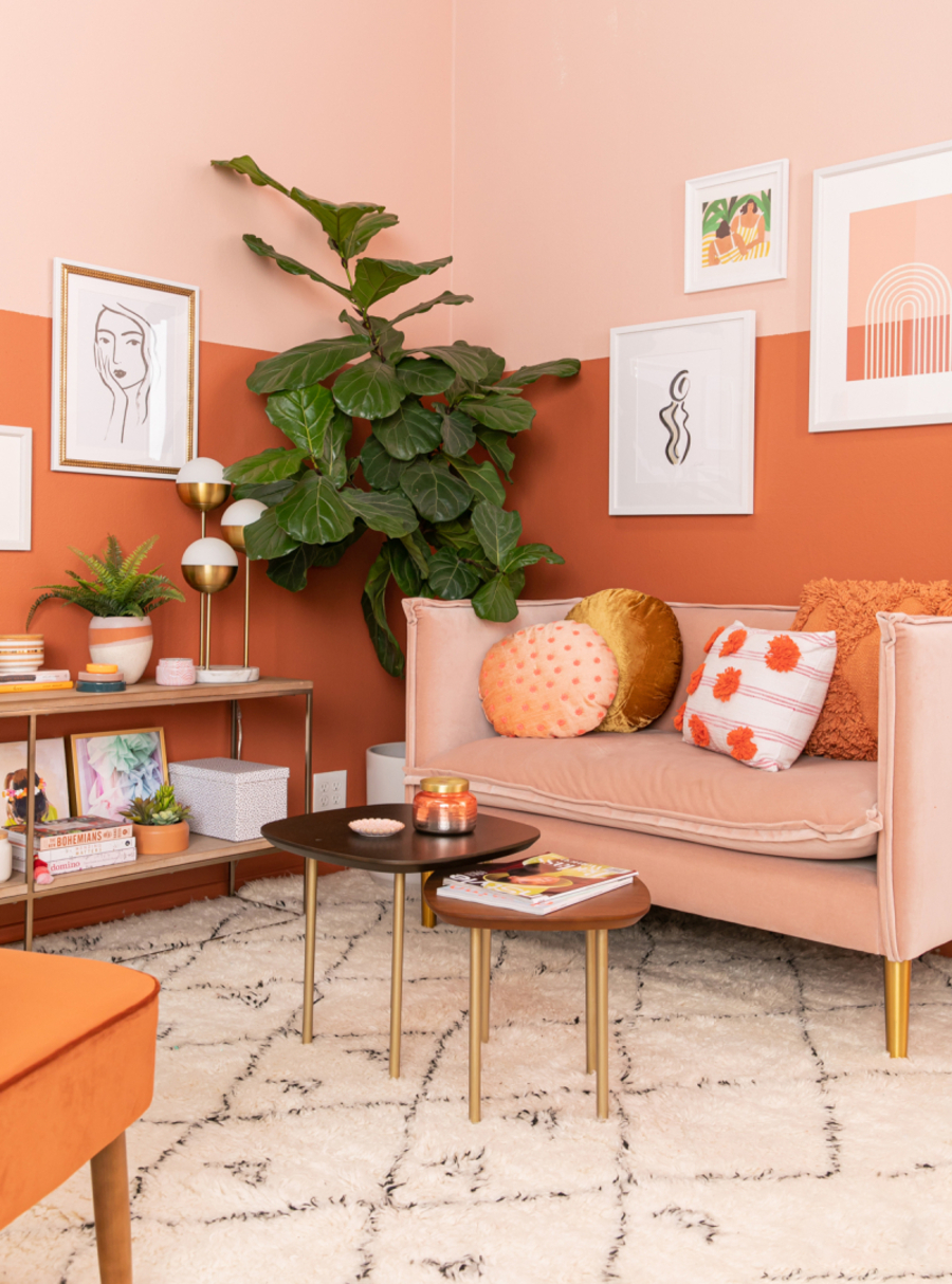 Living con predominancia de rosados y terracota, en paredes, muebles y decoraciones.