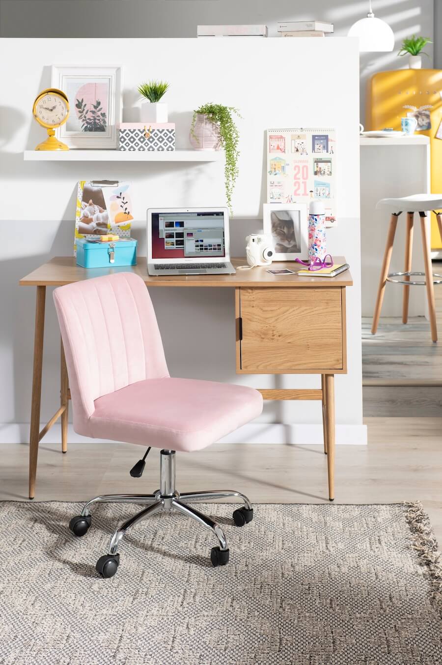 Escritorio de madera combinada con una silla de oficina de terciopelo rosa. 