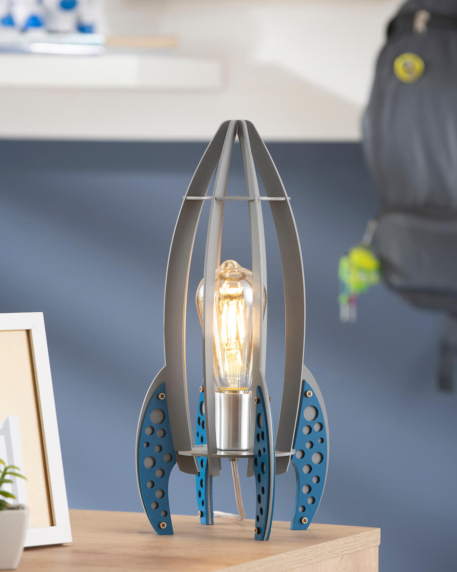 Lámpara de escritorio con forma de cohete.