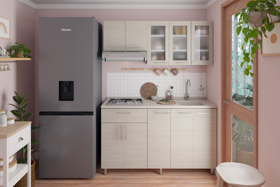 Cocina lineal abierta con un gran mueble de madera clara, con cocina y lavaplatos empotrados. A su costado hay un gran refrigerador. Los electrodomésticos enérgicamente eficientes son preferibles para una vivienda sustentable.