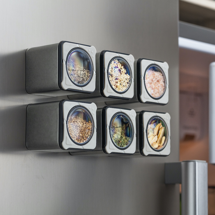 6 especieros cuadrados pegados magnéticamente en la puerta de un refrigerador.