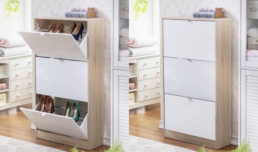Secuencia de fotos que muestran un mueble para guardar zapatos de madera clara con compartimentos blancos abierta y cerrada. 