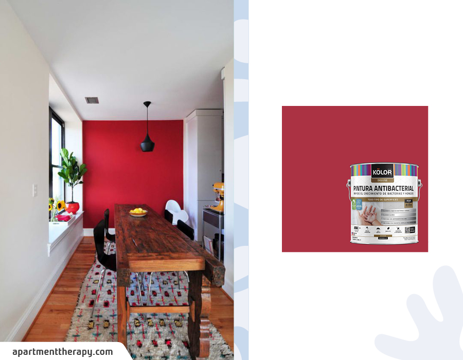 Moodboard de inspiración con una foto de un comedor con una pared de acento roja y una muestra de pintura roja disponible en Sodimac.