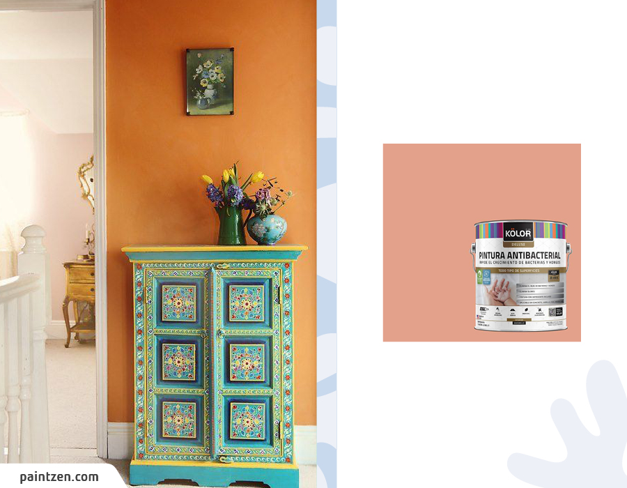 Moodboard de inspiración con un pasillo pintado naranjo y una muestra de pintura anaranjada disponible en Sodimac.