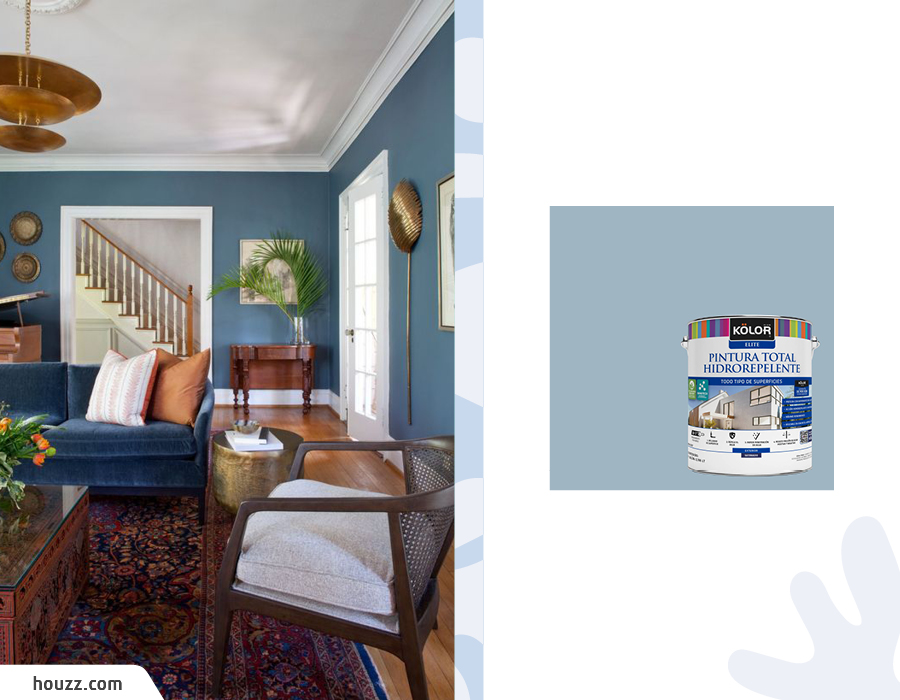 Moodboard de inspiración con una sala de estar de muros azules y una muestra de pintura azul disponible en Sodimac.