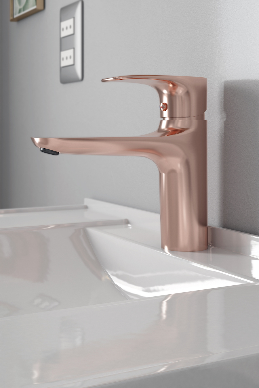 Detalle de un lavamanos de baño con grifería en color cobre.