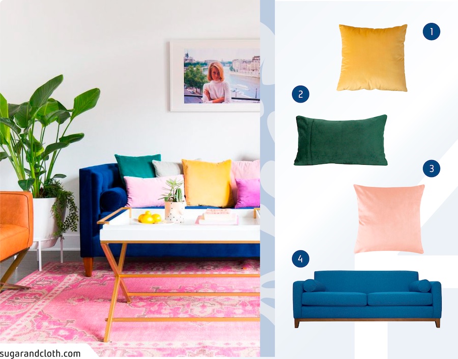 Moodboard con una foto de un living con un sofá azul de 3 cuerpos y muchos cojines de colores sobre él. Al lado hay 3 productos Sodimac: un sofá azul de 3 cuerpos, un cojín amarillo, uno verde y otro rosado.