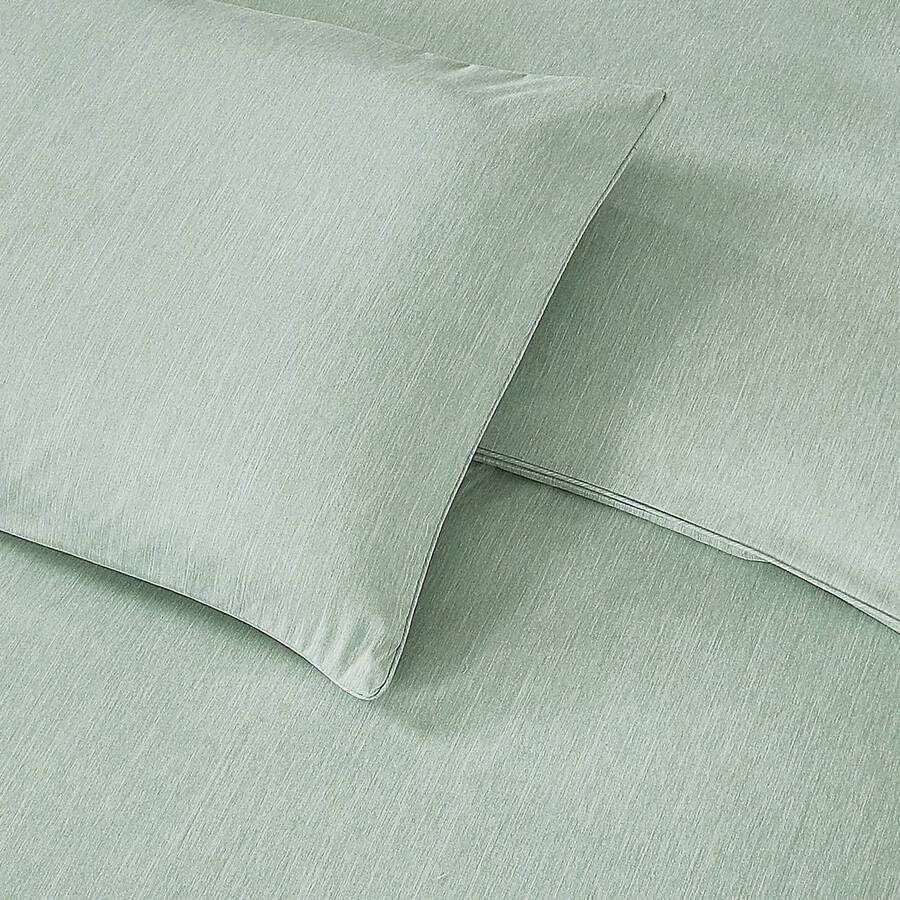 Detalle de funda de plumón verde menta, con almohada del mismo color.