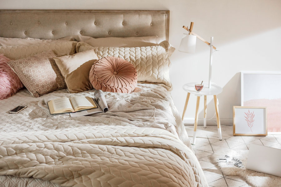 Dormitorio con colores de una misma paleta, madera, crema, crudo, arena y blanco